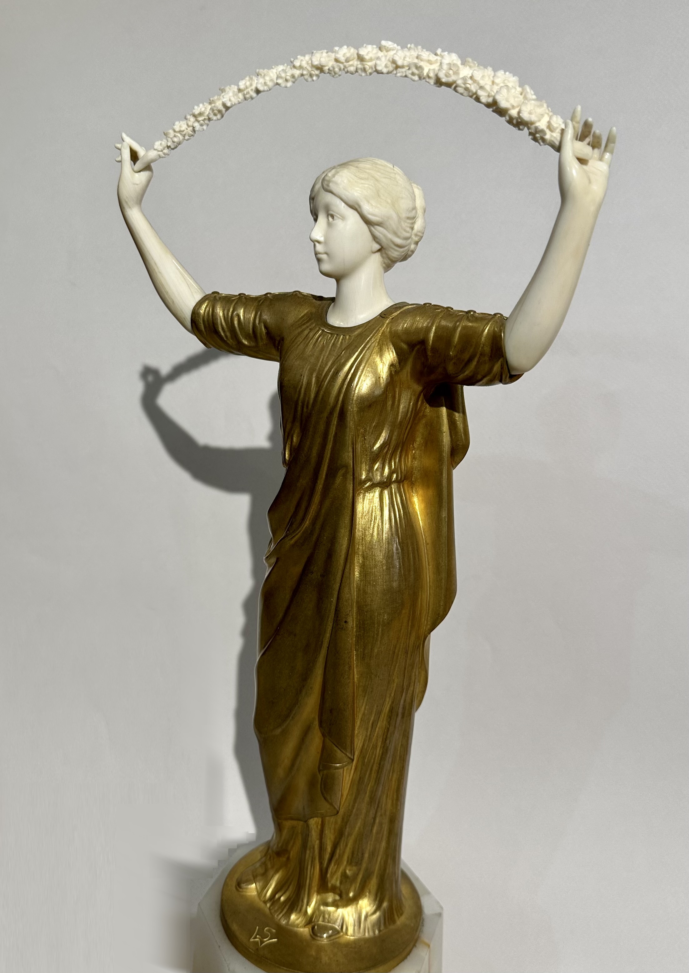 Скульптура "Девушка с гирляндой", Германия, завод "Гладенбека», 1900-е гг. 